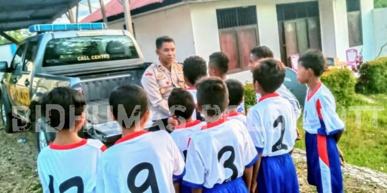 Kapolsek Laenmanen Beri alat Olahraga Kepada Remaja Desa Uabau