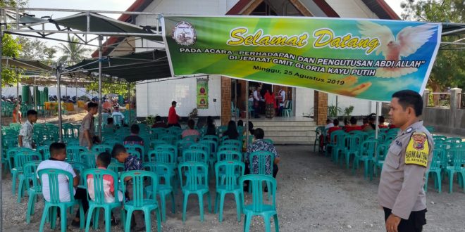 Beri Rasa Aman, Bhabinkamtibmas Kelurahan Kayu Putih Lakukan Pengamanan Gereja