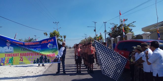 Puluhan Personel Polres Rote Ndao Amankan Jalannya Lomba Gerak Jalan HUT RI Ke – 74