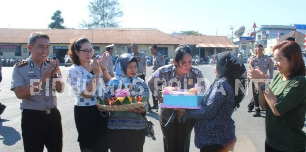 Kapolres Sumba Barat Beri Ucapan Selamat Ulang Tahun Polwan ke-71