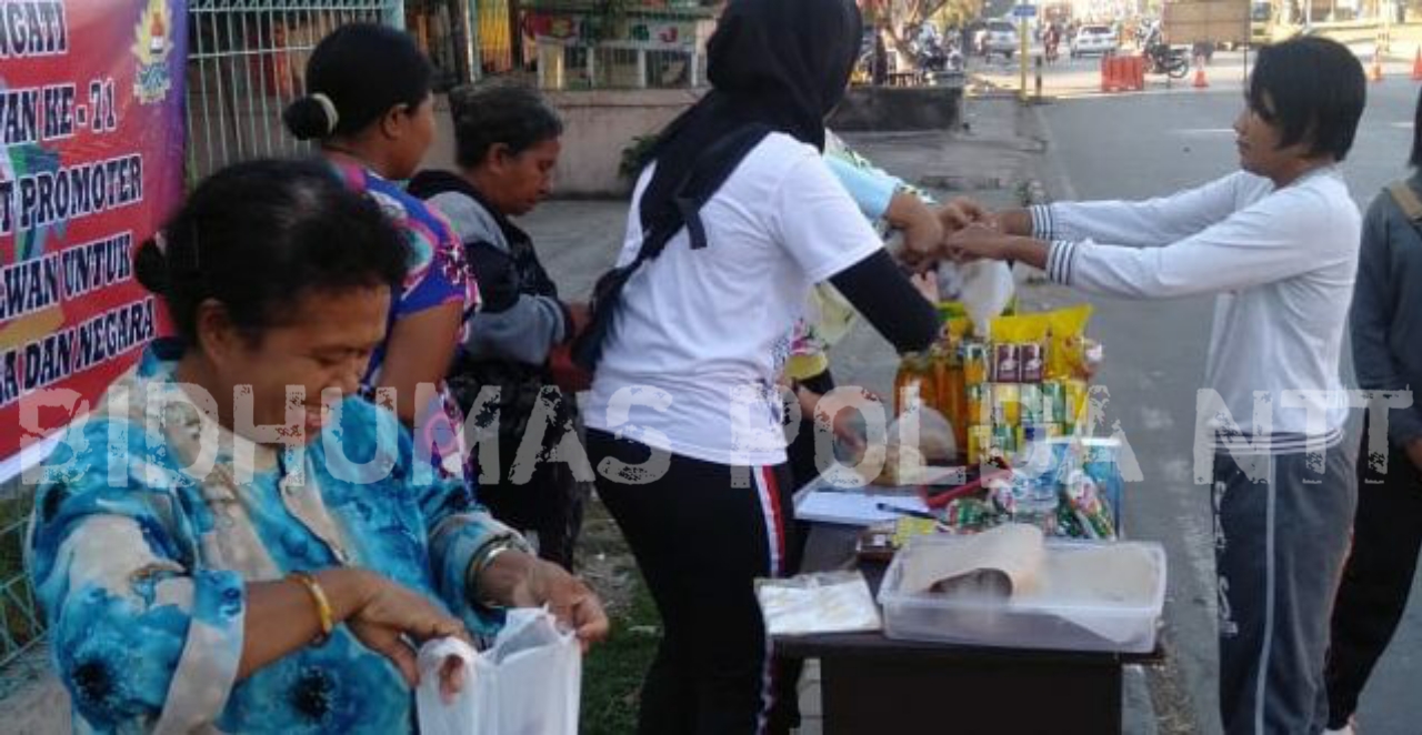 Peringati Hut Polwan ke-71, Polwan Polres TTU Gelar Bazar