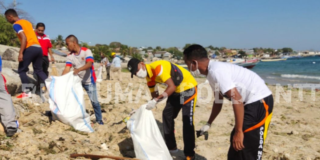 Personel Polsubsektor Pelabuhan Tenau Kupang Bersihkan Pantai