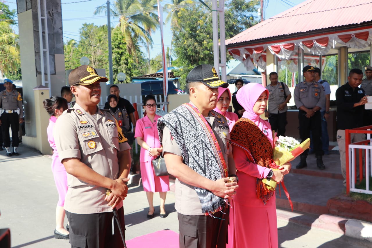 Kunjungan Kerja di Polres Kupang, Kapolda NTT Disambut Adat Natoni