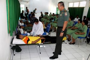 Wujud Sinergitas TNI – Polri, Anggota Polres Flotim Ikuti Donor Darah Dalam Rangka HUT TNI ke-74