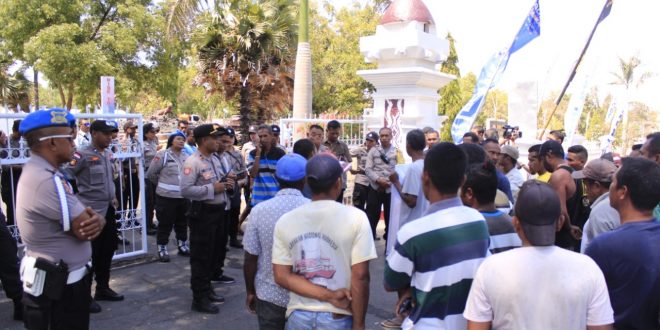 Polres Kupang Kota Mengamankan Aksi Unjuk Rasa Yang Dilakukan Oleh Aliansi Sopir Dump Truck Kota Kupang