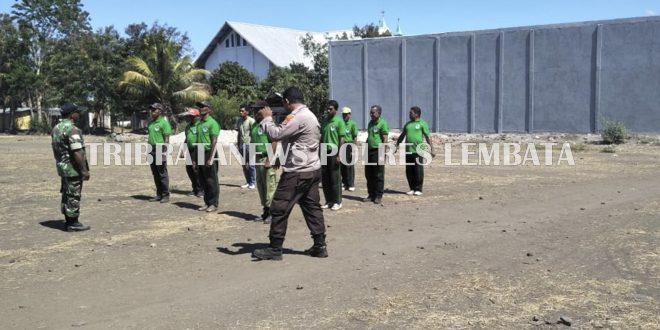 Bripka Albert Redo Dan Babinsa Kecamatan Nubatukan Serka Paolino Soares Bersinergi Berikan Pelatihan Penguatan Linmas