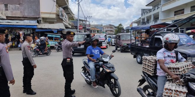 Personel Dalmas Polres Belu Turun Tangan atasi Kemacetan di Wilayah Pasar Baru