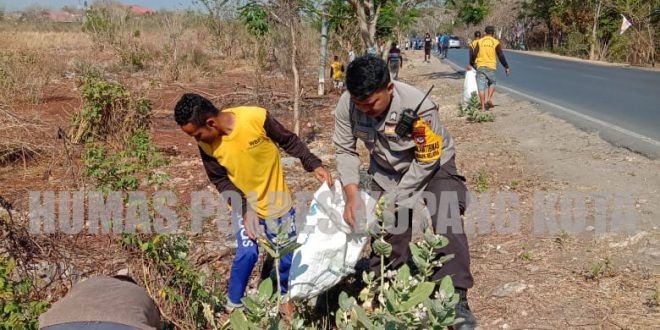 Brigpol Marlon Ikut Kerja Bakti Bersama Warga