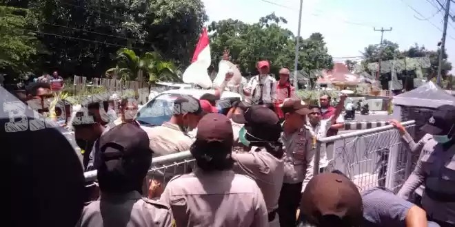 Personel Polres Ende Amankan Aksi Unras oleh SKAME