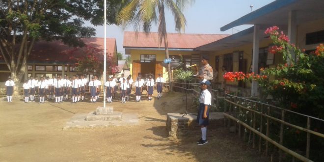 Jadi Inspektur Upacara bendera di SMP Negeri 1 Detusoko, Ipda Kamaludin Imbau Kenakalan Remaja