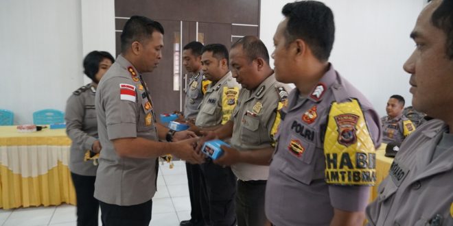 Tujuh Anggota Bhabinkamtibmas Polres Belu Terima HP Android Terintegrasi Binmas Online System