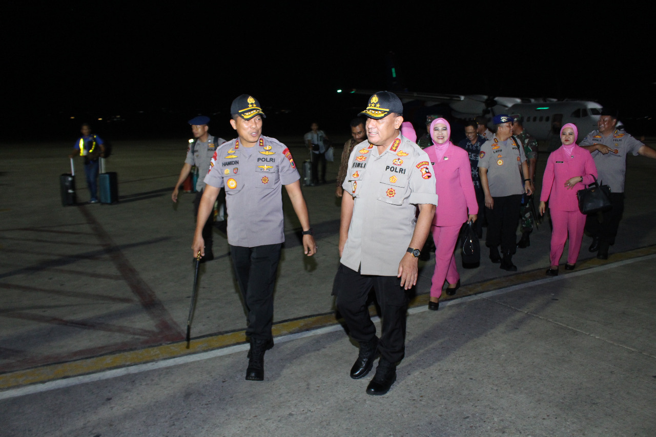 Kapolda NTT Sambut Kedatangan Kabaharkam Polri di Bandara El Tari Kupang