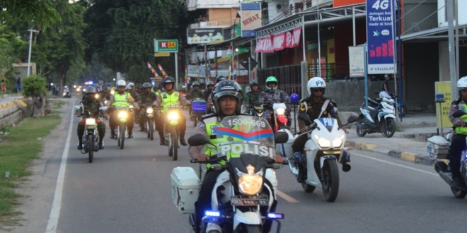 Amankan Ibadah Natal, Kapolres Sumba Timur Pimpin Patroli Skala Besar TNI Polri