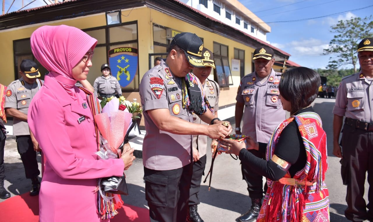 Tarian Okomama Sambut Kedatangan Perdana Kapolda NTT dan Ketua Bhayangkari Daerah NTT di Mapolres TTS