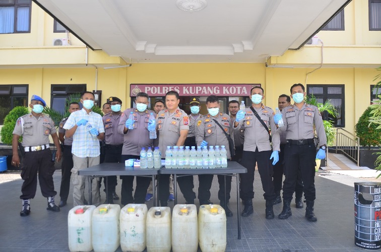 Jajaran Polres Kupang Kota Musnahkan Ratusan Liter Minuman Keras