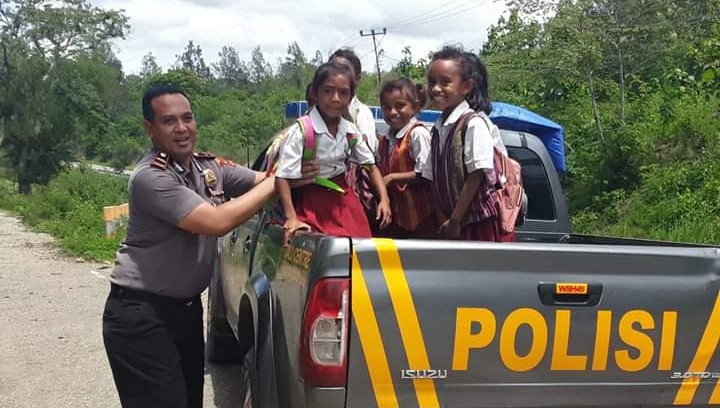 Saat Melakukan Patroli, Kapolsek Raimanuk Berikan Tumpangan pada Pelajar SD Saat Pulang Sekolah