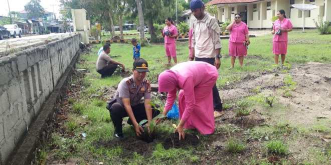 Hijaukan Bumi, Polsek Umalulu Tanam Ratusan Anakan Pohon