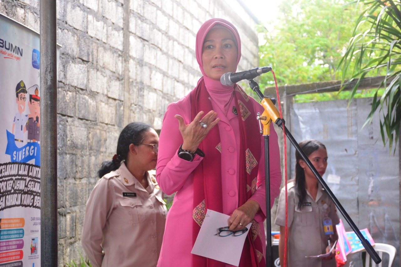 Yayasan Kemala Bhayangkari Daerah NTT Gandeng Biddokkes Polda NTT Gelar Penyuluhan Kesehatan di Pasar