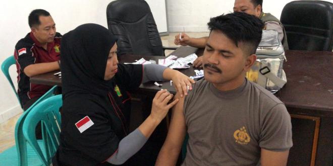 Biddokkes Polda NTT Beri Vaksinasi Hepatitis B Terhadap Anggota Polri di Sumba Timur