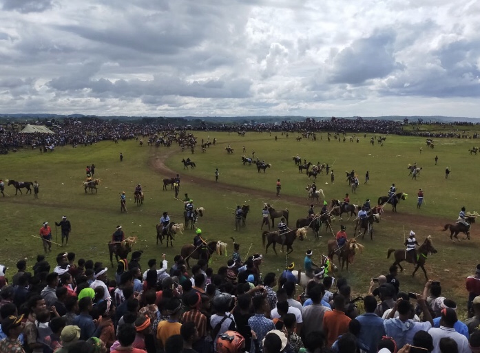 PENGAMANAN POLRES SUMBA BARAT | Ribuan Wisatawan & Penikmat ‘Pesta Budaya Pasola’ Banjiri Lapangan Hobakala