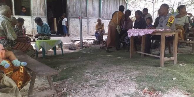 Bentuk Kepedulian, Bhabinkamtibmas Polsek Kolbano Melayat Kerumah Warga yang Berduka