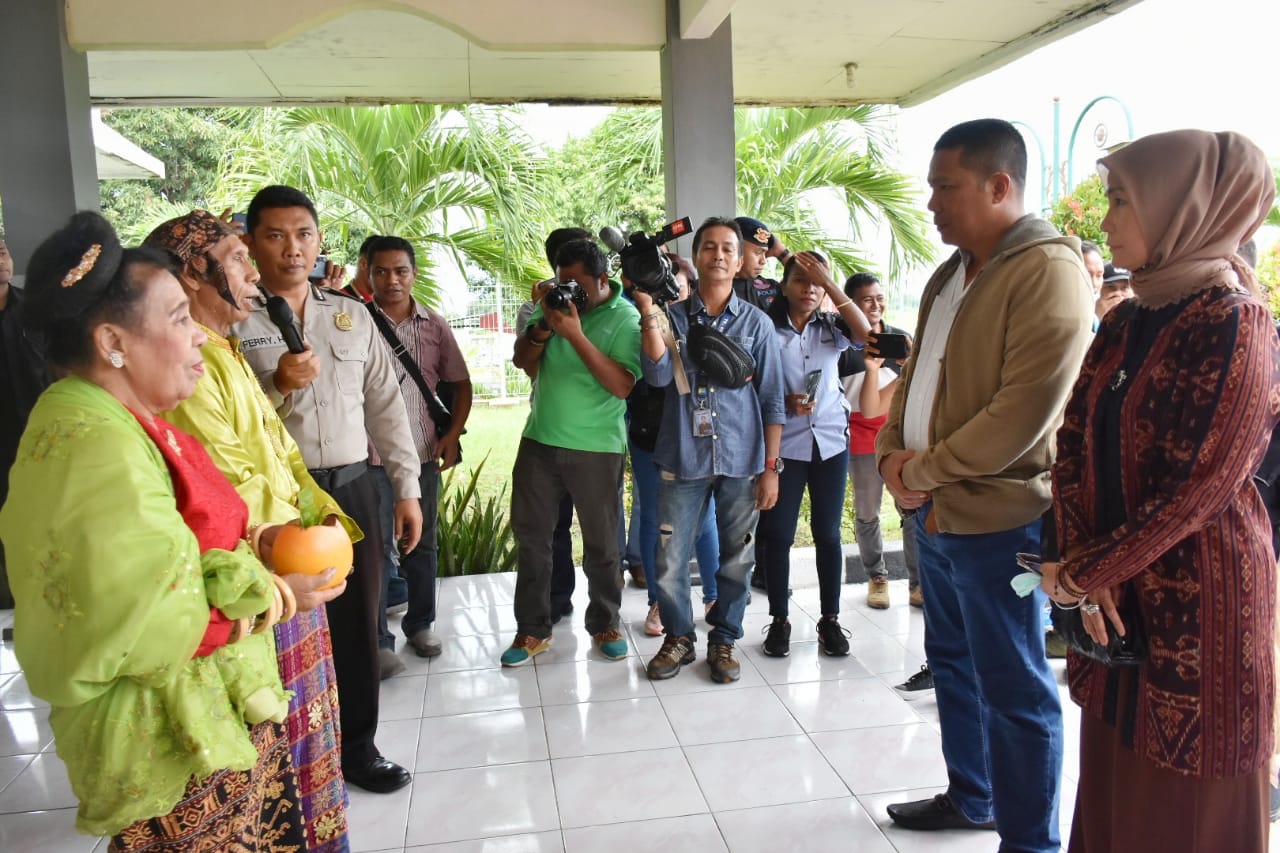 Kunjungan Perdana di Sikka, Kapolda NTT disambut Bupati Sikka dengan  Sapaan Adat