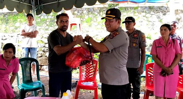 Silahturahmi Kapolres Flotim Bersama Ibu Bhayangkari Ranting Adonara Kepada Keluarga Korban Kasus Bentrokan Antar Suku Kwaelaga dan Suku Lamatokan di Desa Sandosi