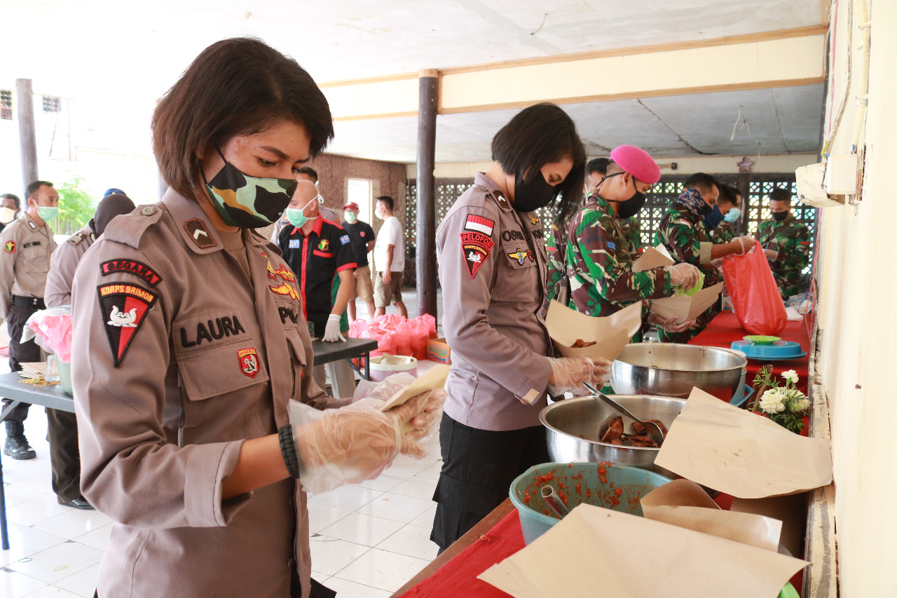 Bantu Masyarakat yang Kesulitan Dalam Menghadapi Pandemi Covid-19, Polda NTT dan TNI Dirikan Dapur Lapangan