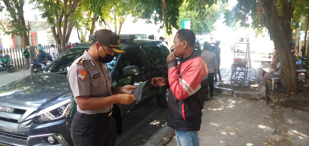 Cegah Penyebaran Covid-19, Biro Rena Polda NTT Bagikan Ratusan Masker Gratis pada Warga