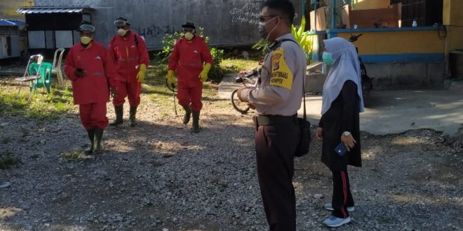 Aipda I Putu Irawan Bersama Perangkat Lurah dan Danramil 1604 Kupang Dampingi Pelaksanaan Penyemprotan Disinfektan di Kelurahan Bonipoi