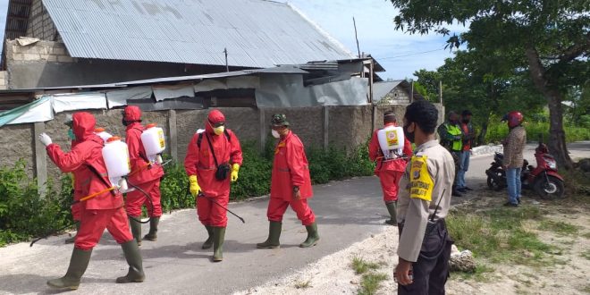 Cegah Virus Corona, Bhabinkamtibmas Kelurahan Manulai II Dampingi Petugas Kesehatan Lakukan Penyemprotan Disinfektan